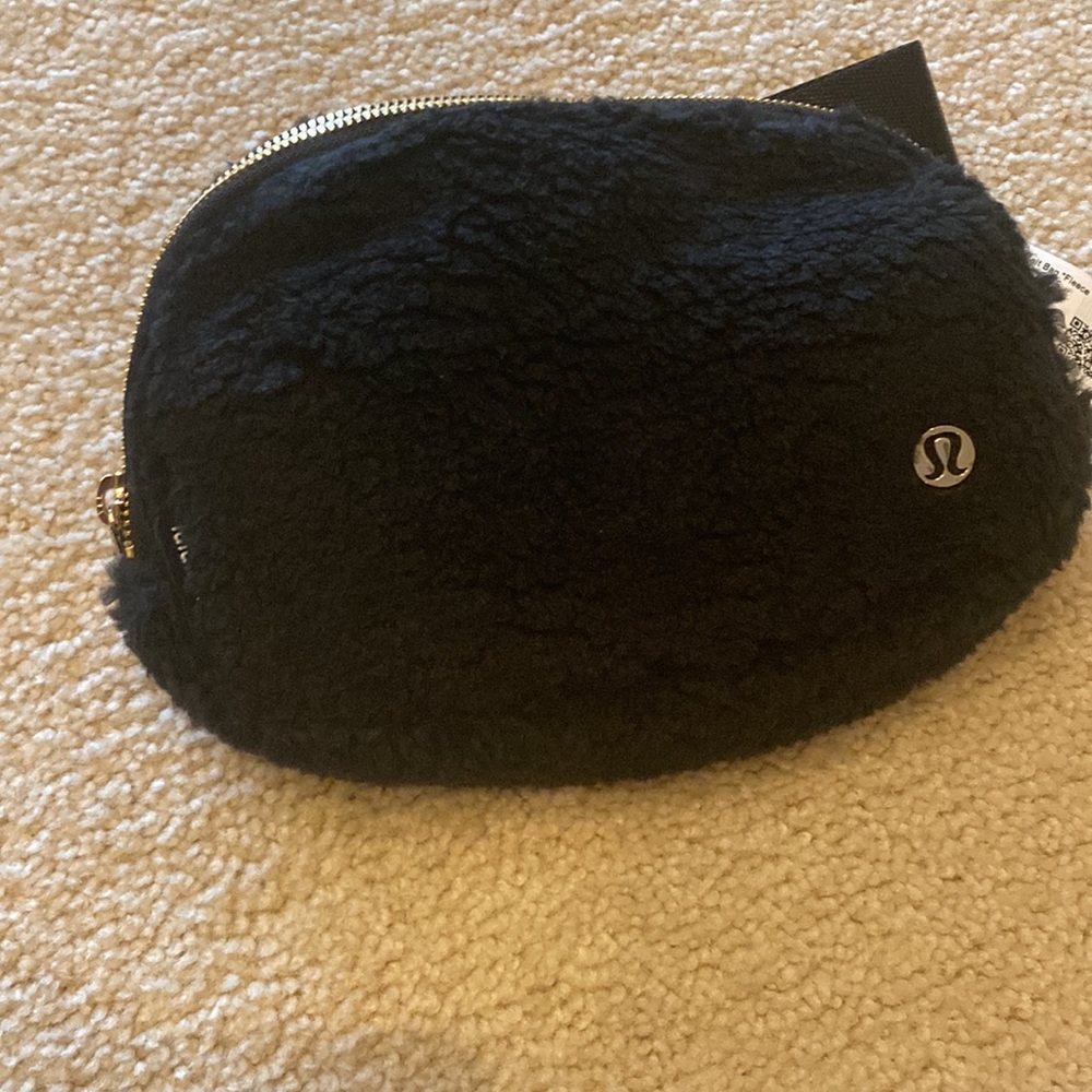 Lululemon Belt Bag black fleece nwt - Picture 2 of 9